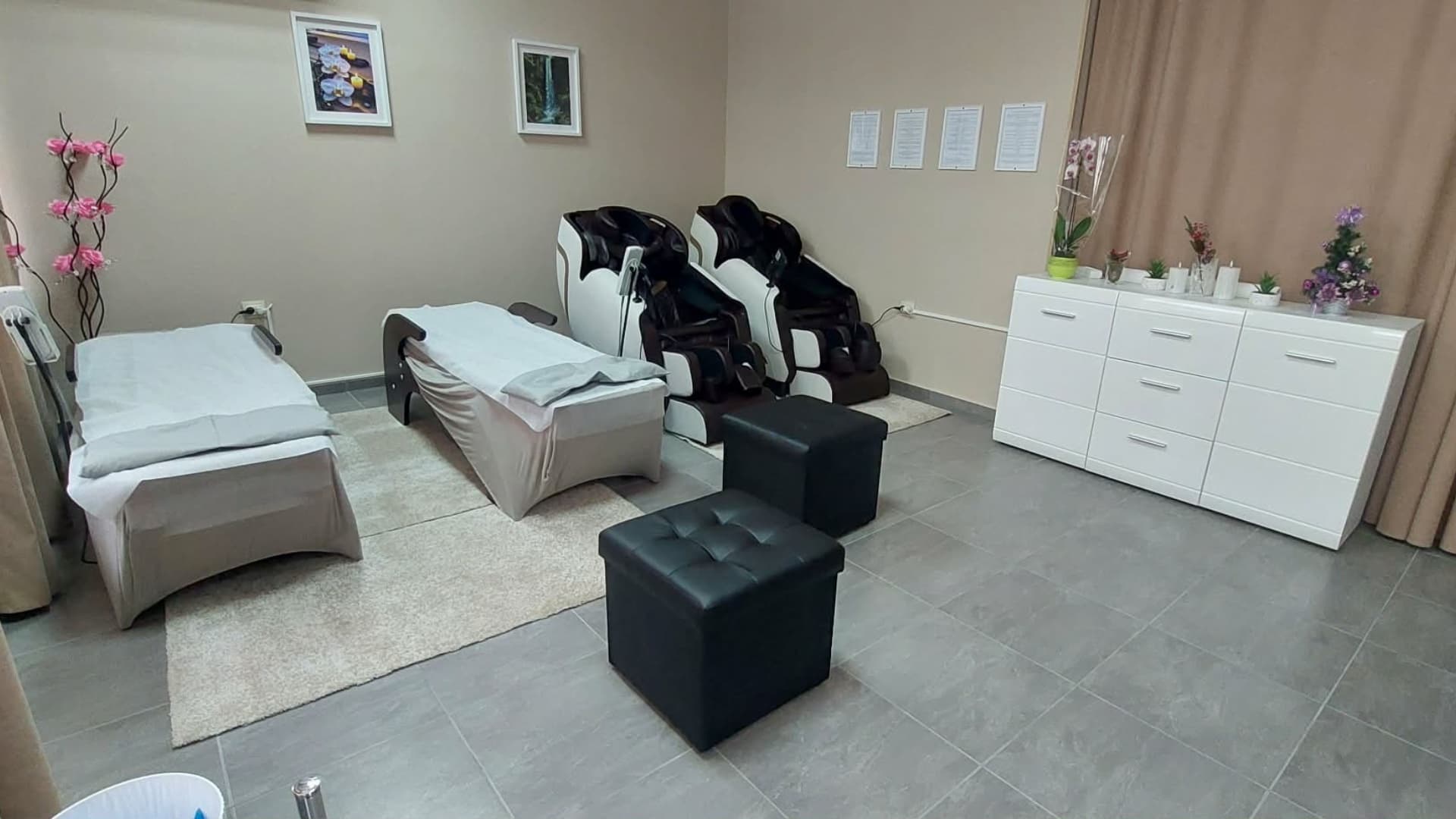 Интериор на салон Sabinesa с 4D масажни столове в Сливен